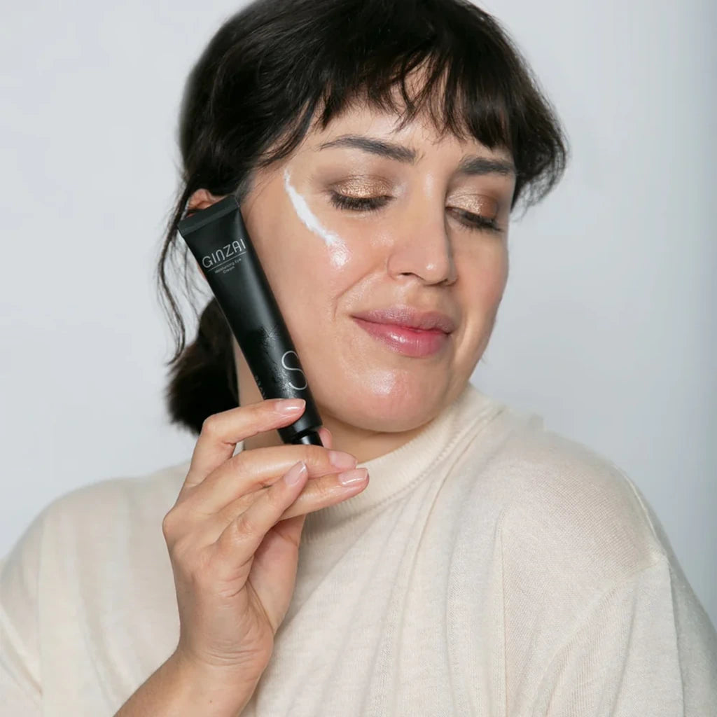 Ginzai MOISTURISING EYE CREAM model